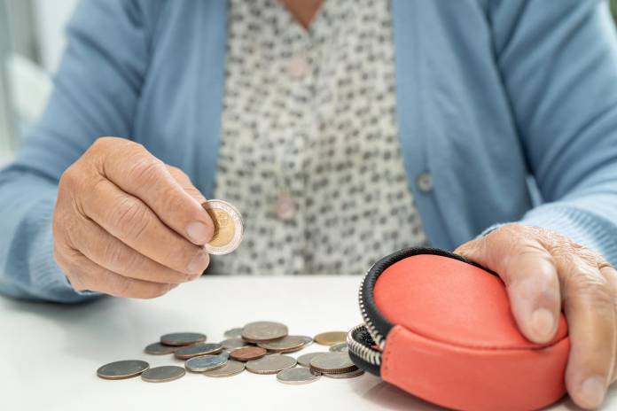 Rentnerin zählt Kleingeld